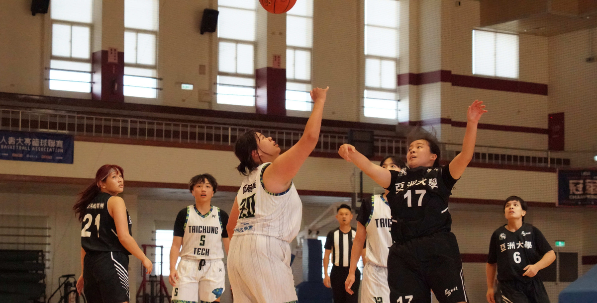 亞大林瑾瑜(右二)比賽中展現拚勁