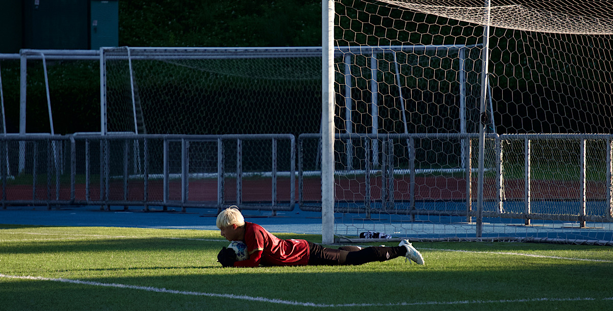 成大張育嘉撲倒抱球,多次化解門前危機。攝/孫千筑