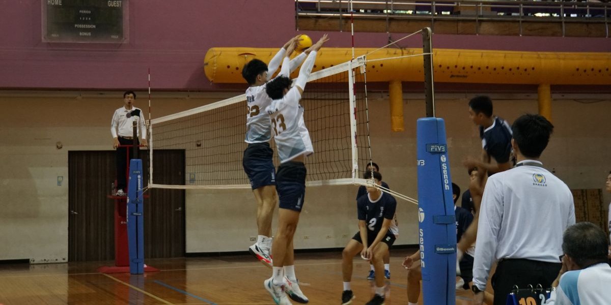 臺大郭恩偕、胡鈞捷雙人攔網封阻對手進攻。攝/廖芸萱