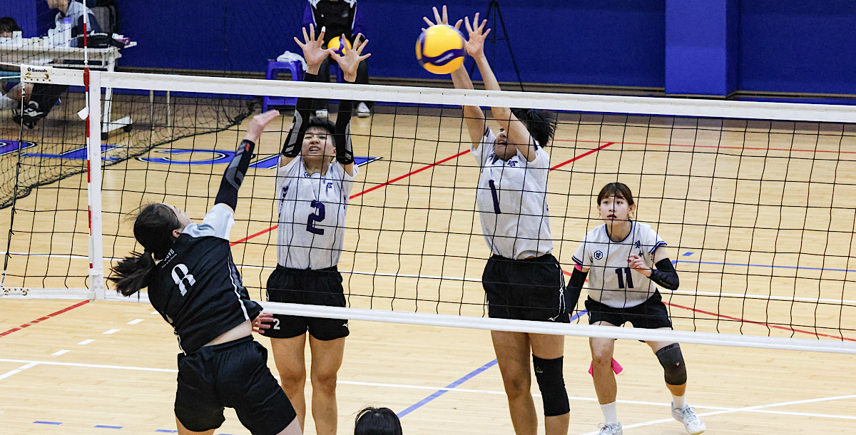 聯合李翊葶(右)與陳映佐(左)聯手攔網。攝/陳姸澄