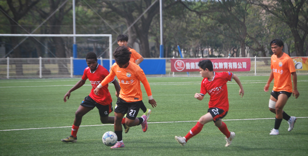 高科(紅)試圖爭取球權逆轉局勢。攝/吳妤宸