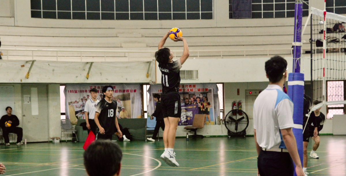 中山醫隊長江岱叡舉球。攝/李沛妮。