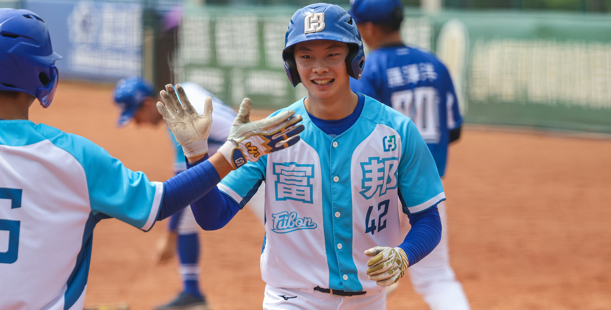 林承諳大學回到臺灣就讀，持續在場上發光發熱，此為林承諳擊出大學首轟。攝/林巧晨