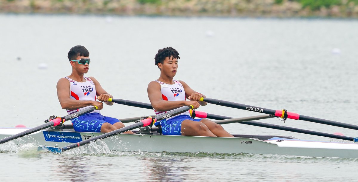李睿哲於2021成都世大運與楊家豪搭檔參賽雙人雙槳。資料照/FISU提供