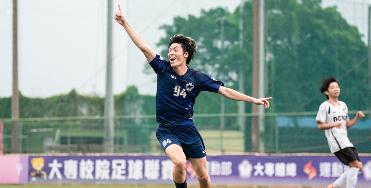 銘傳黃盛豪在延長賽踢進關鍵一球4:3逆轉成大，助銘傳大學拿下第三名。攝／大專體總