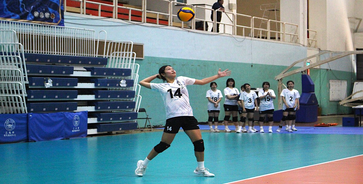 高科大隊長楊美鈴於比賽中執行發球。攝/潘立晏