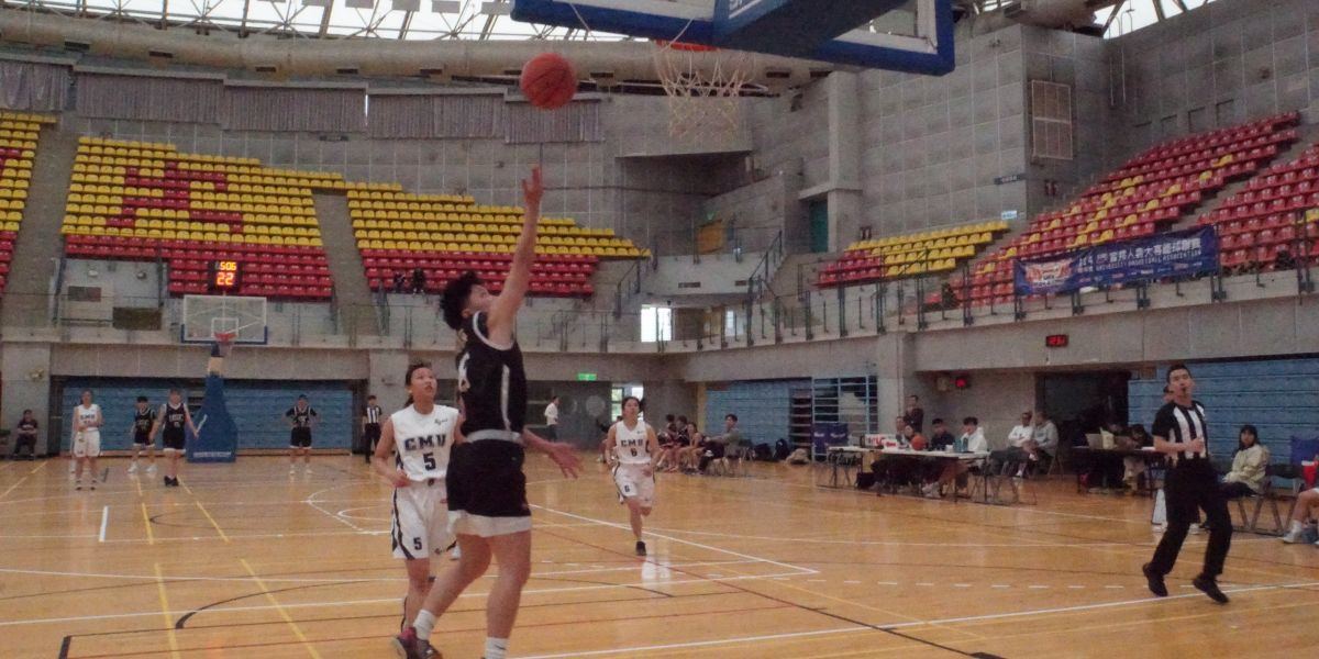 實踐隊長池善瑛超截後發動快攻得分。攝/廖芸萱