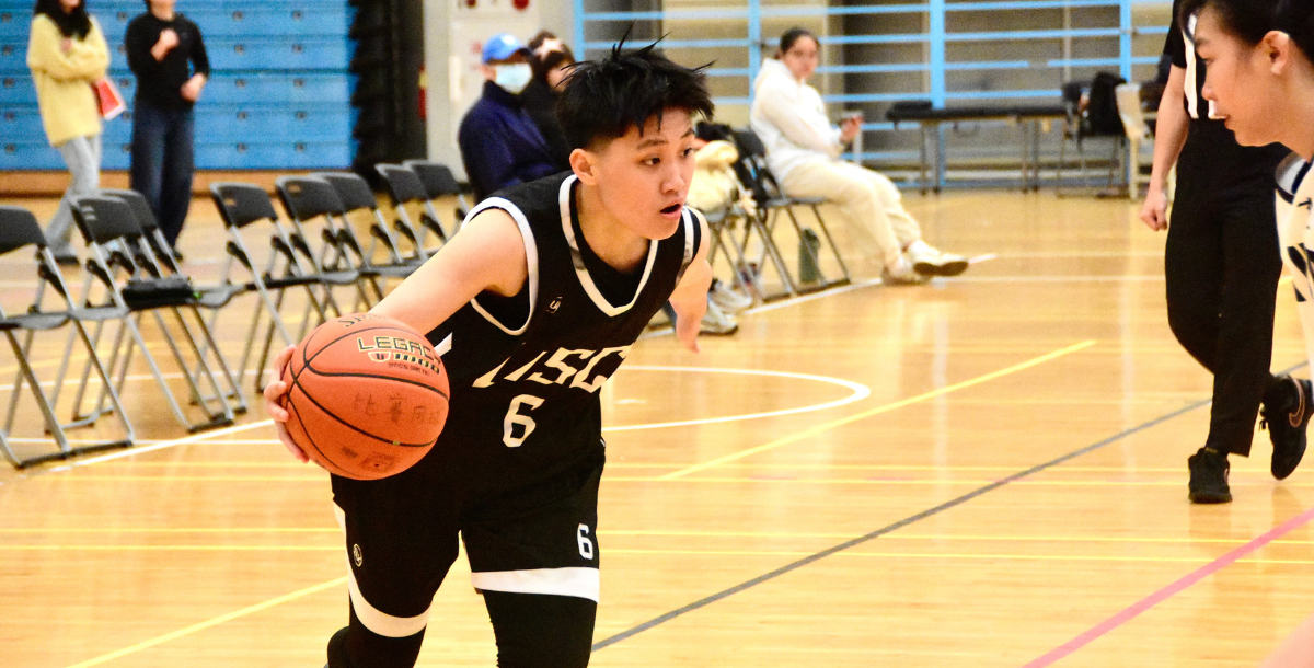 實踐大學池善瑛帶球突破，尋找進攻空間。攝/藍毓靜