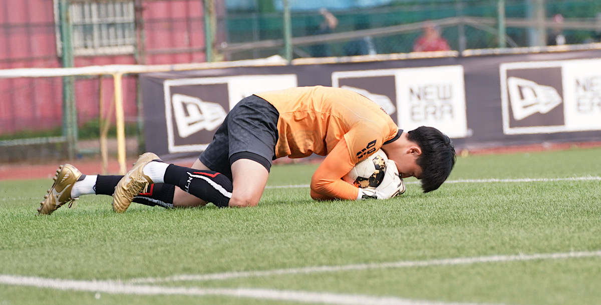 陳聖翰在場上反應敏捷，屢屢化解對手強勁射門。攝/大專體總