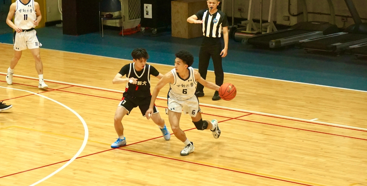 世新林威廷(白)，本場攻下20分全隊最高。攝/游麗穎