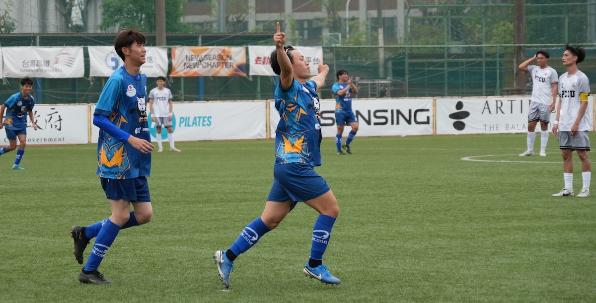 台北海大王竣謙(右)下半場建功，一度將比分扳平。攝/李亭葳