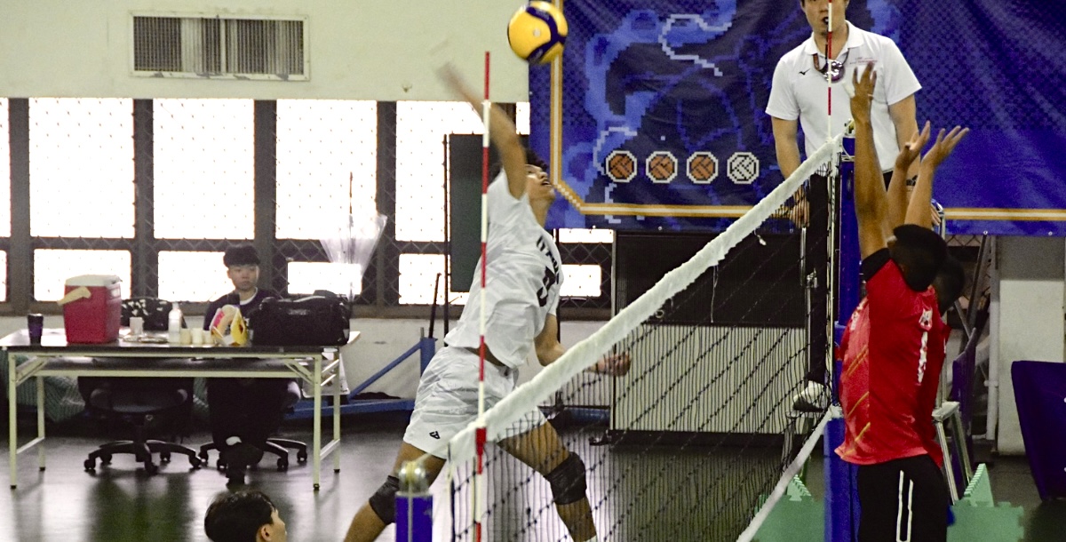 國北護江銘碩躍起強力重扣。攝/藍毓靜