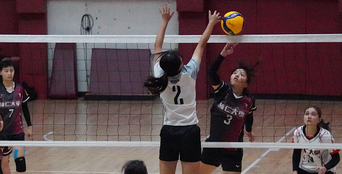 臺大網前堅守防線,有效封堵對手攻擊。攝/孫千筑