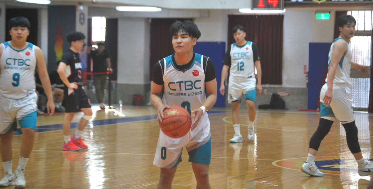 中信周子賢場上時刻叮嚀隊友，率隊伍逐步奪勝。攝/吳妤宸