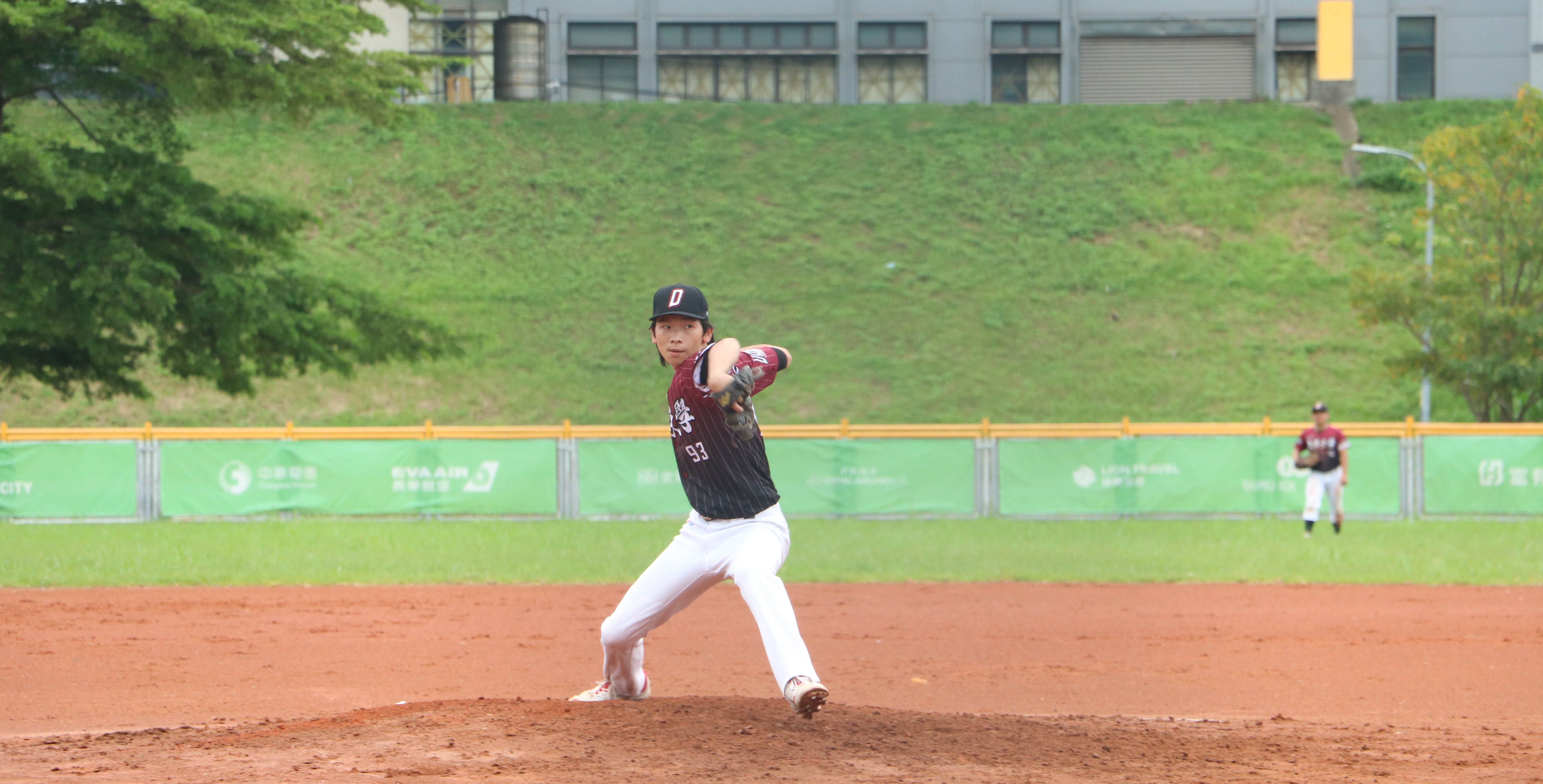 東華先發投手張洧榳今日扛滿4局,力撐投手丘。攝/許靜玟