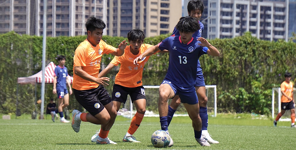 北市大隊長黃奕翔（藍）面對高大攻勢，絲毫不懈。攝/孫千筑