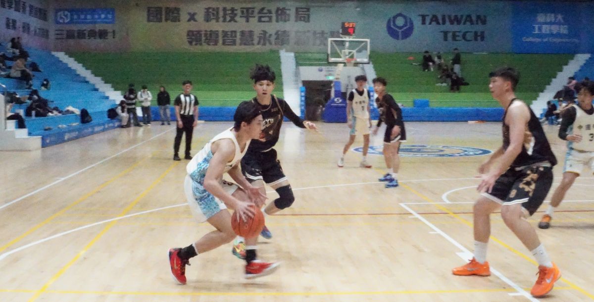 中國科大隊長柳凱翊(白)攻防兩端拚進十足，可惜未能助球隊止敗。攝/廖芸萱