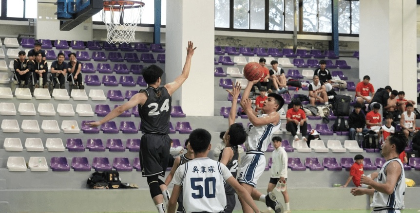 國防周品旭急停跳投。攝/