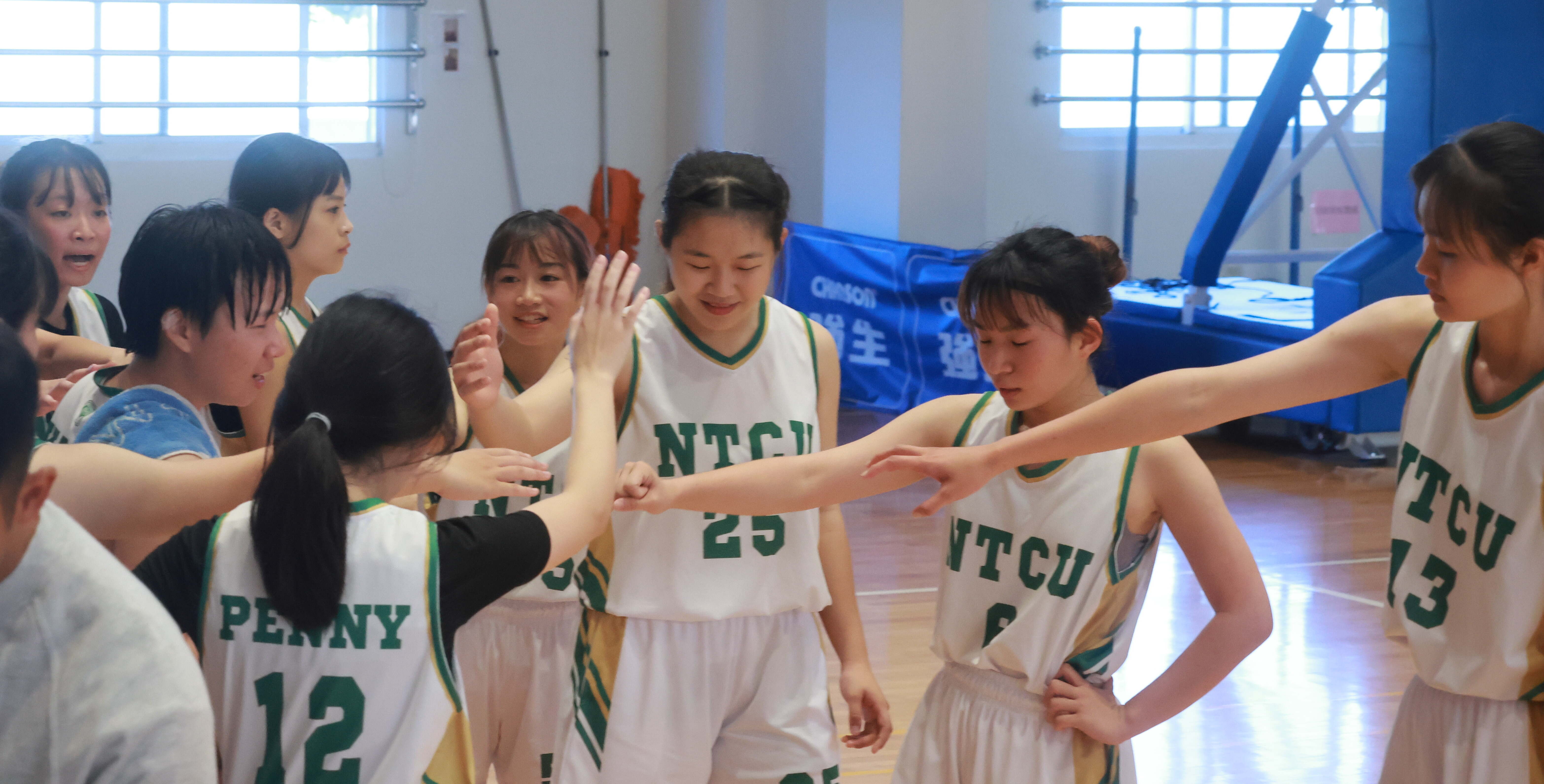 中教末節拉出15:0攻勢，團隊士氣高昂。攝/邱治霖