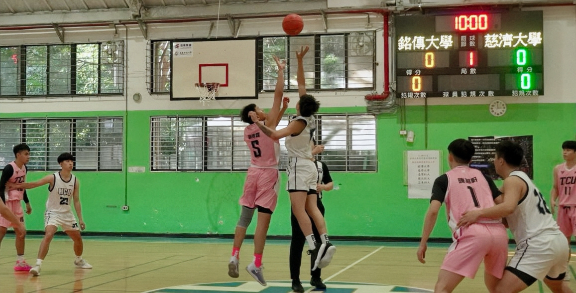 跳球開局，場上戰火一觸即發。攝/巫騏安