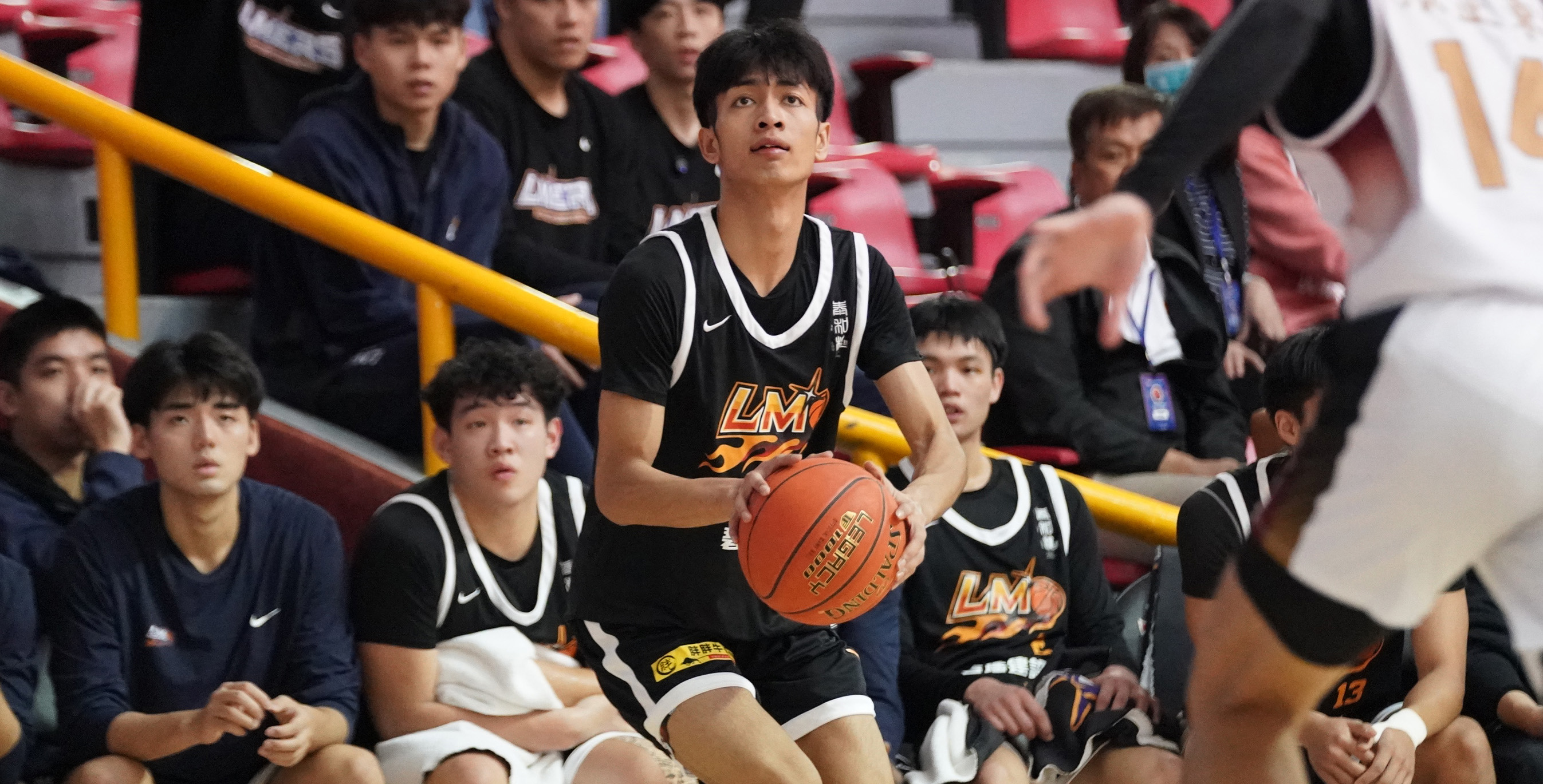 黎明學院胡業脩打出17分14籃板雙十表現，另傳出5次助攻。攝/大專體總