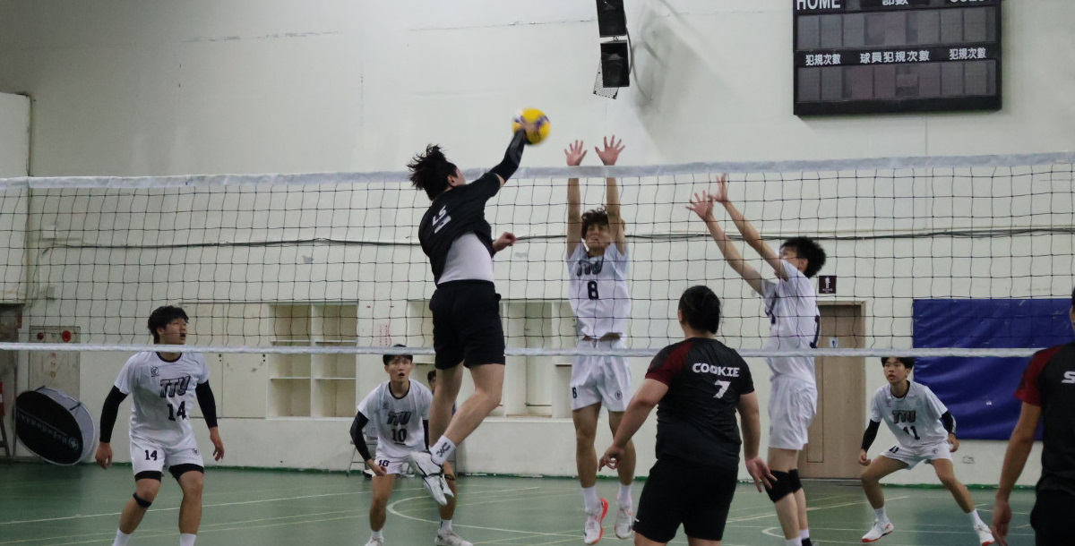 南藝大攔中劉子全(黑)快攻得手。攝/張妘萁