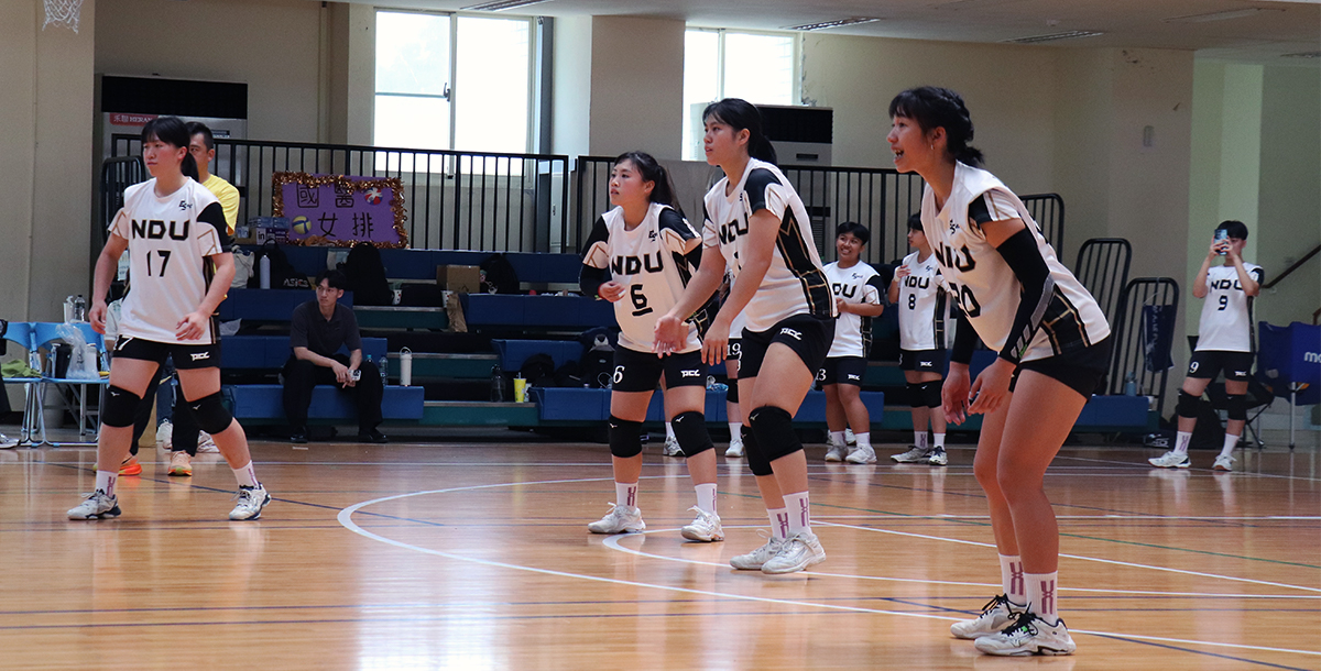 國防球員準備接發球。攝／周孫磊