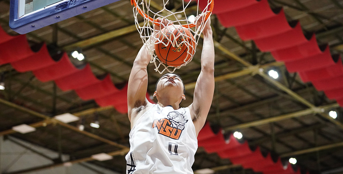 國立體大林睿軒雙手灌籃。攝/大專體總