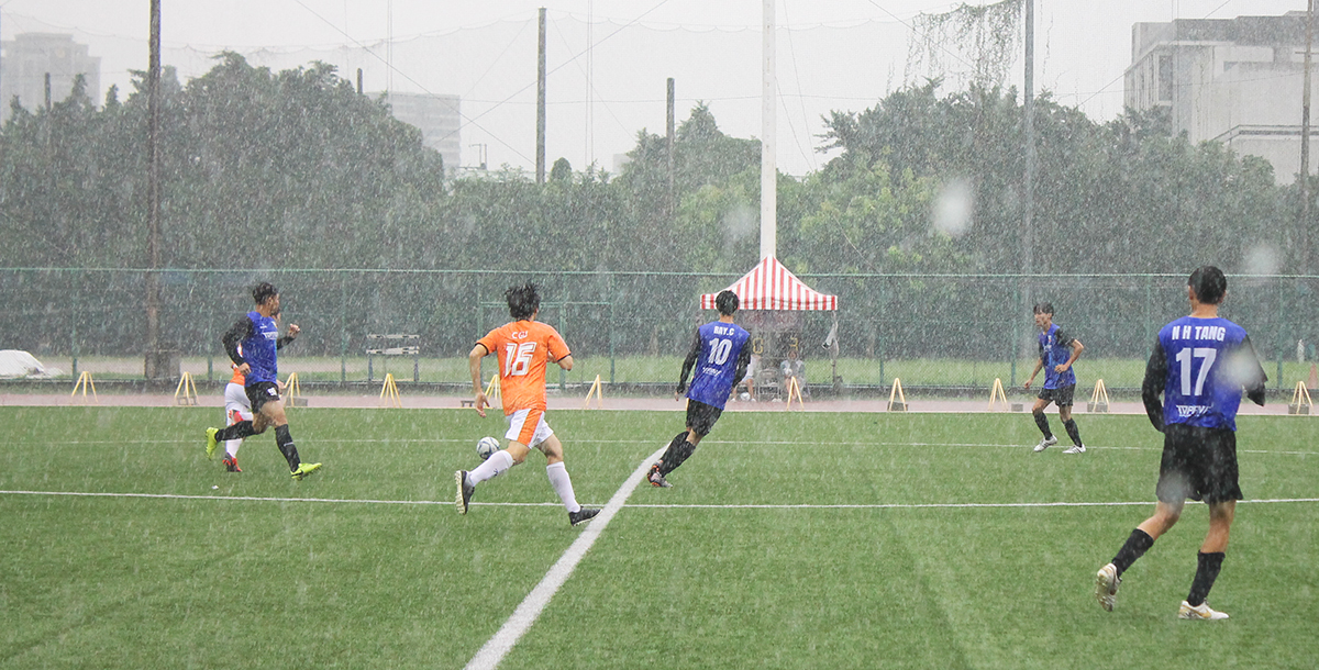 兩隊在暴雨中全力拚戰。攝/黃立中