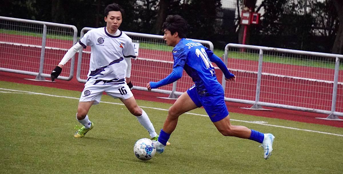 銘傳傅鼎紘在邊路積極帶球推進,試圖突破對手防線。攝/孫千筑