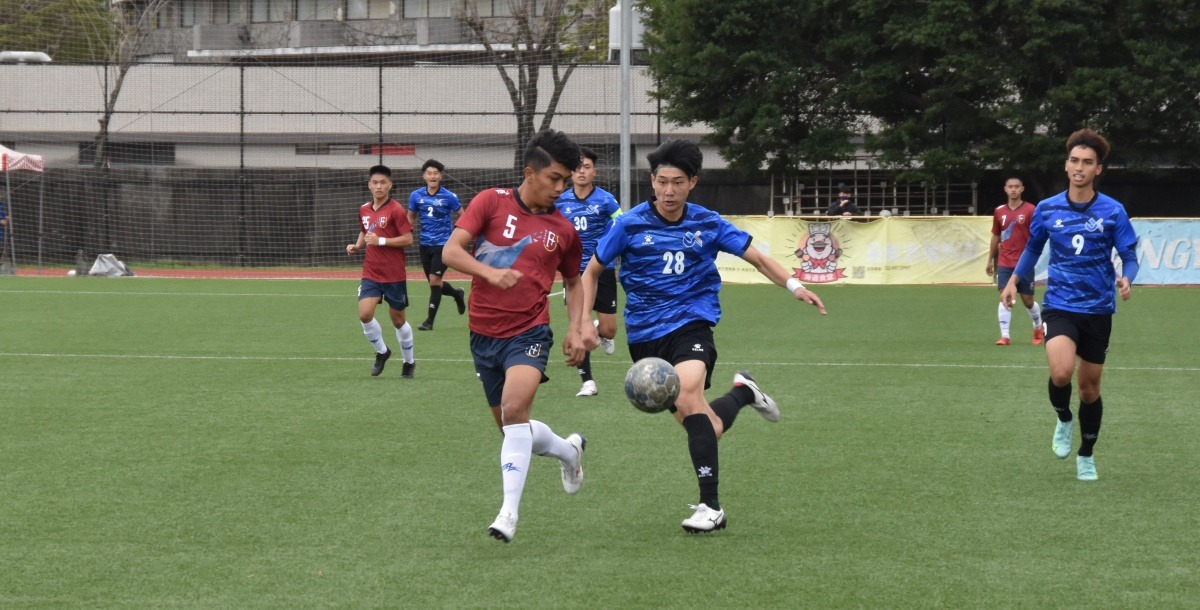 北市大劉建緯與輔大方立芃爭搶球權。攝／林沅醇