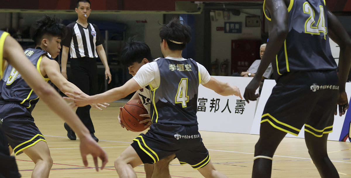 雙方一度緊咬比數