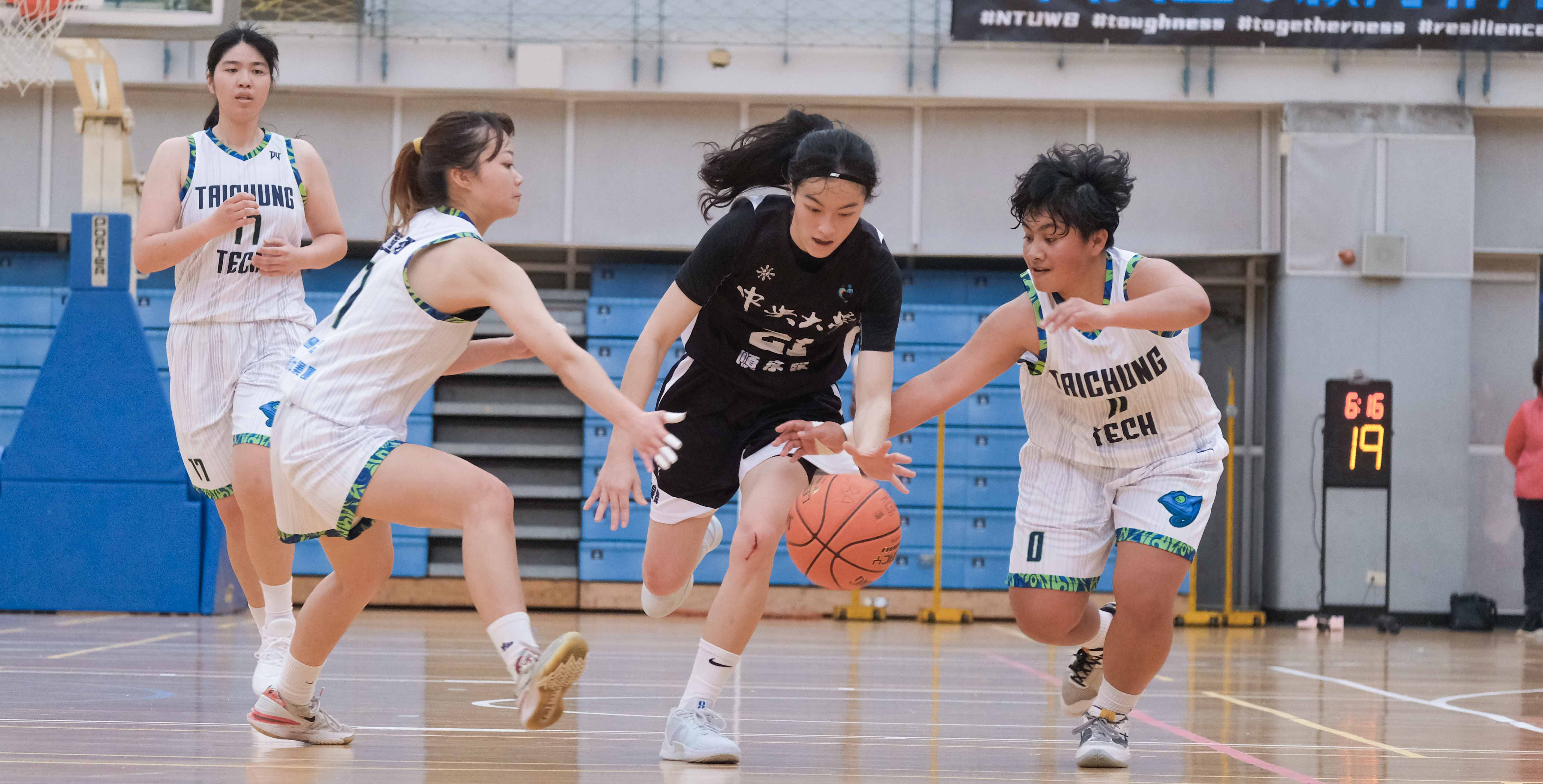 中央隊長劉斯羽個人貢獻14分，多次在關鍵時刻出手提振士氣。攝/李慈恩