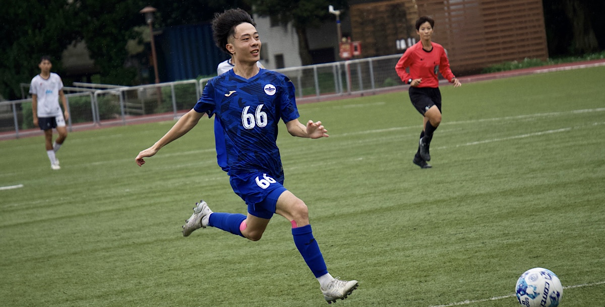 原先被拉回防守端的銘傳林仁傑(66)看準空檔,一路長驅直入,為球隊踢進關鍵保險分。攝/孫千筑