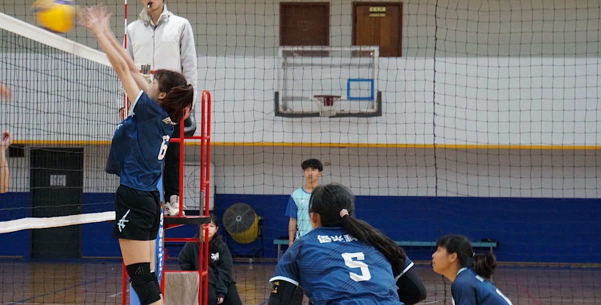 僑光尹梃恩積極攔網試圖封鎖對手攻勢。攝/石珮琪