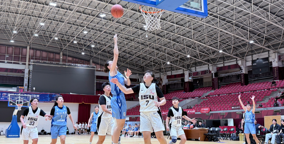 成大(藍)不斷突破對方禁區，切入得分。攝/王詠盛