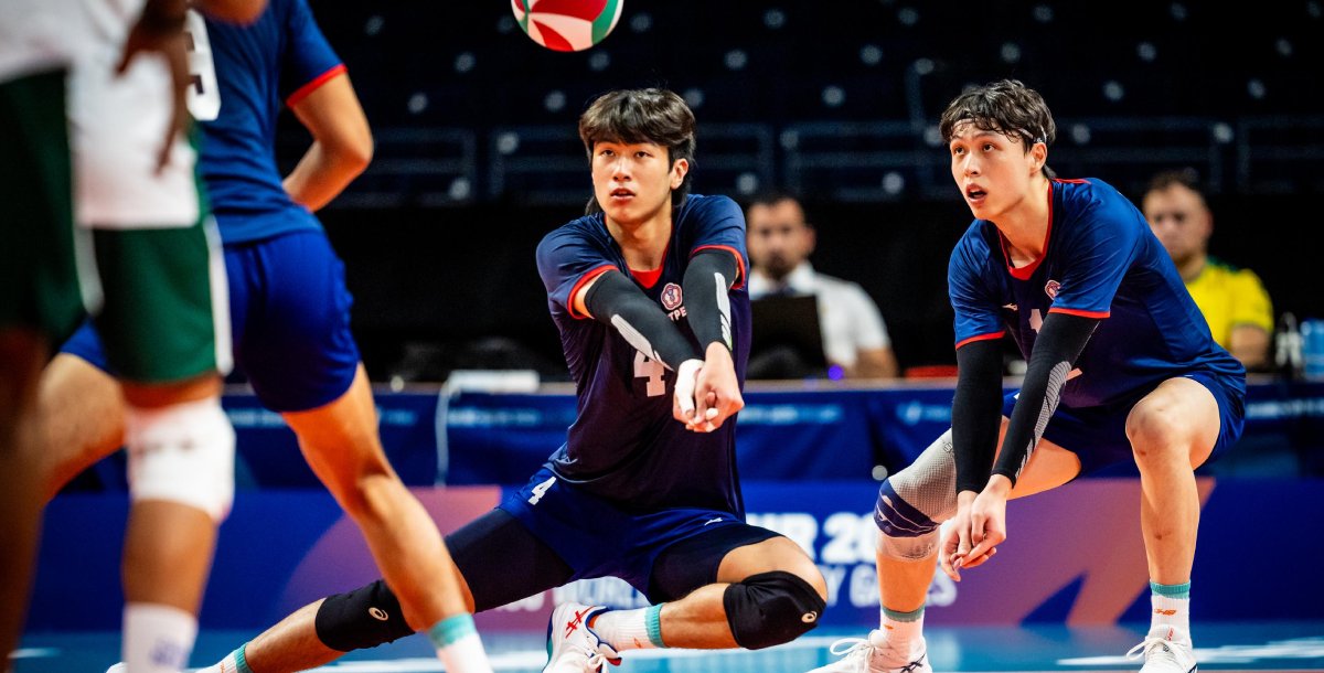 温逸凱（左）場上奮力拚搏盼奪勝。圖由FISU提供