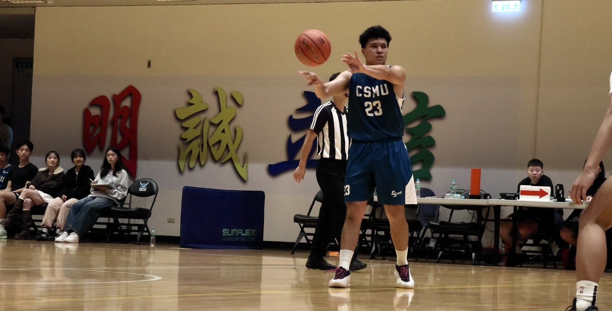 中山醫余璽恩與馬研為擋拆配合，製造空檔機會。攝/陳彥甄