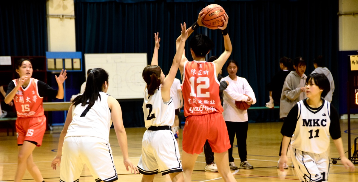 宜大林芷盺(紅)以高大的身材,奪得球權,幫助隊伍獲得進攻機會。攝/藍毓靜