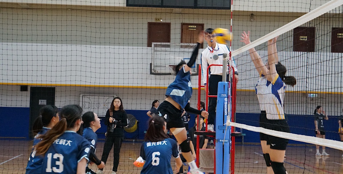 僑光幸寒軒火力全開,陽明交大積極防守。攝/石珮琪
