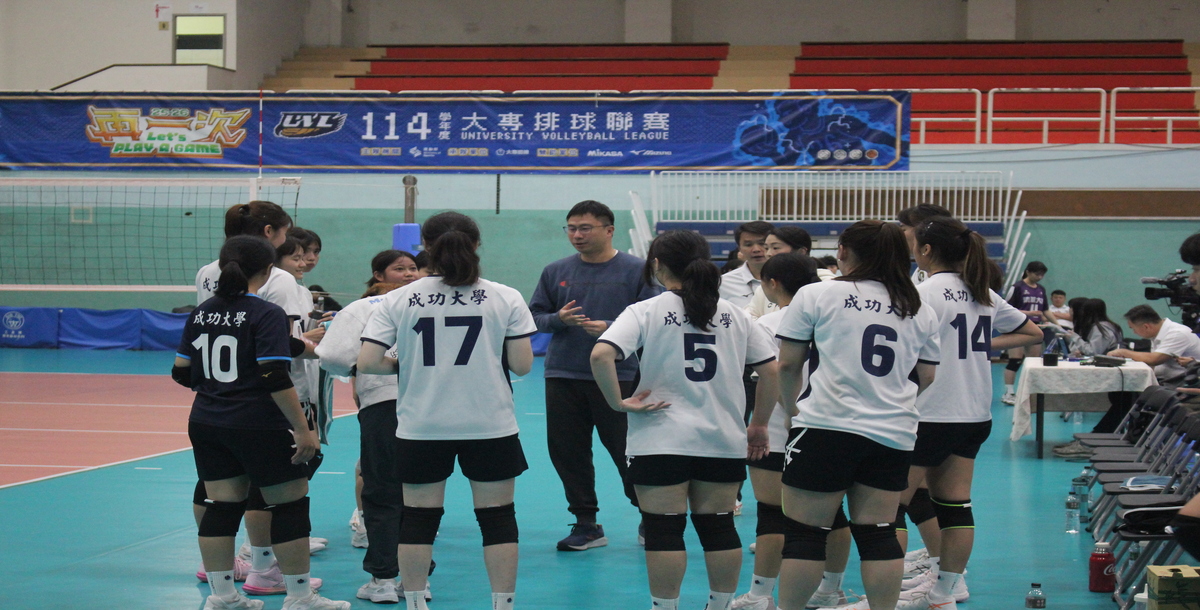 成功大學暫停時圍圈討論，教練場邊叮囑細節。攝/潘立晏