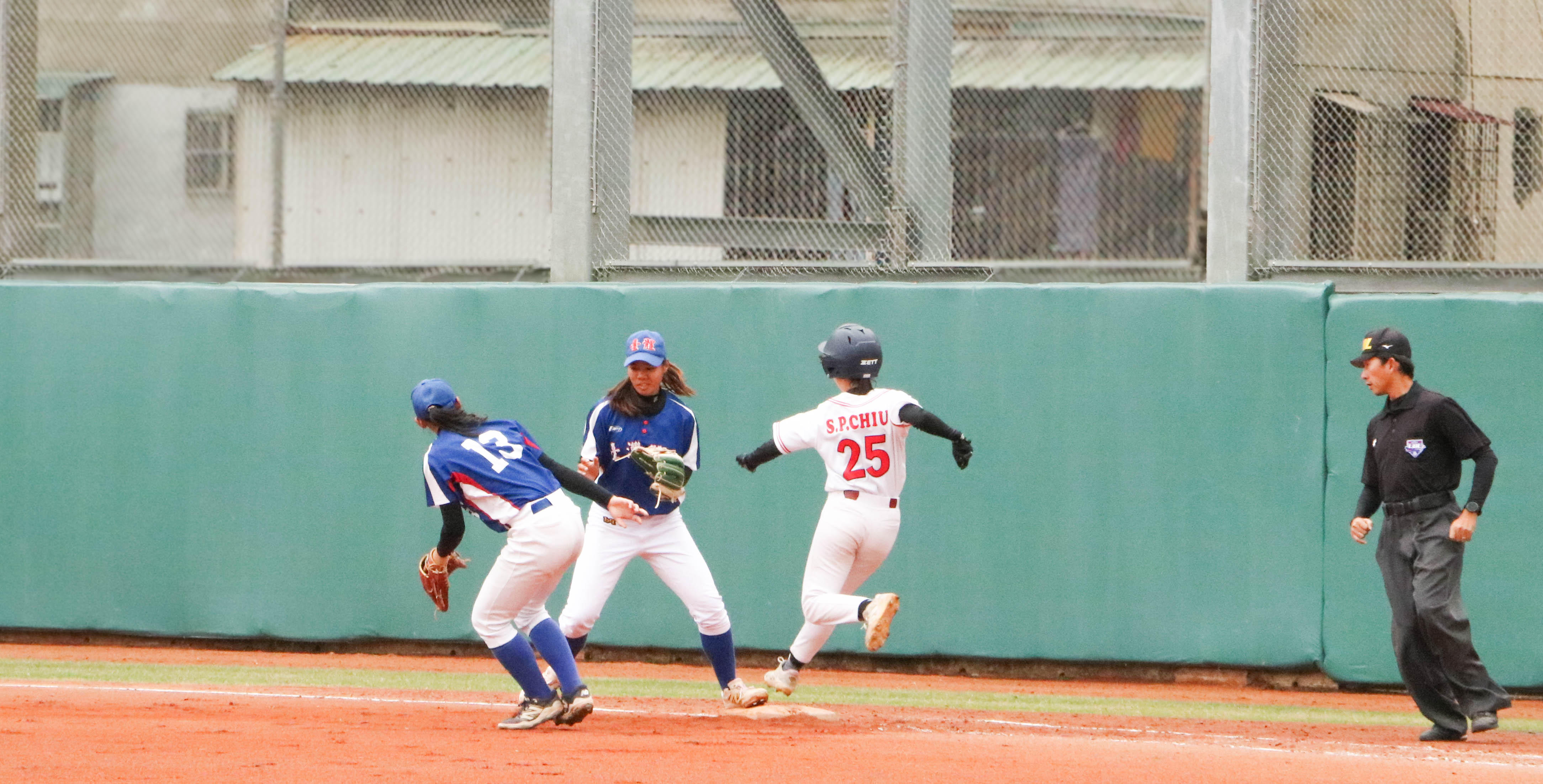 臺大本屆賽事首次取得領先,由邱詩蘋內野安打開啟攻勢。攝/許靜玟
