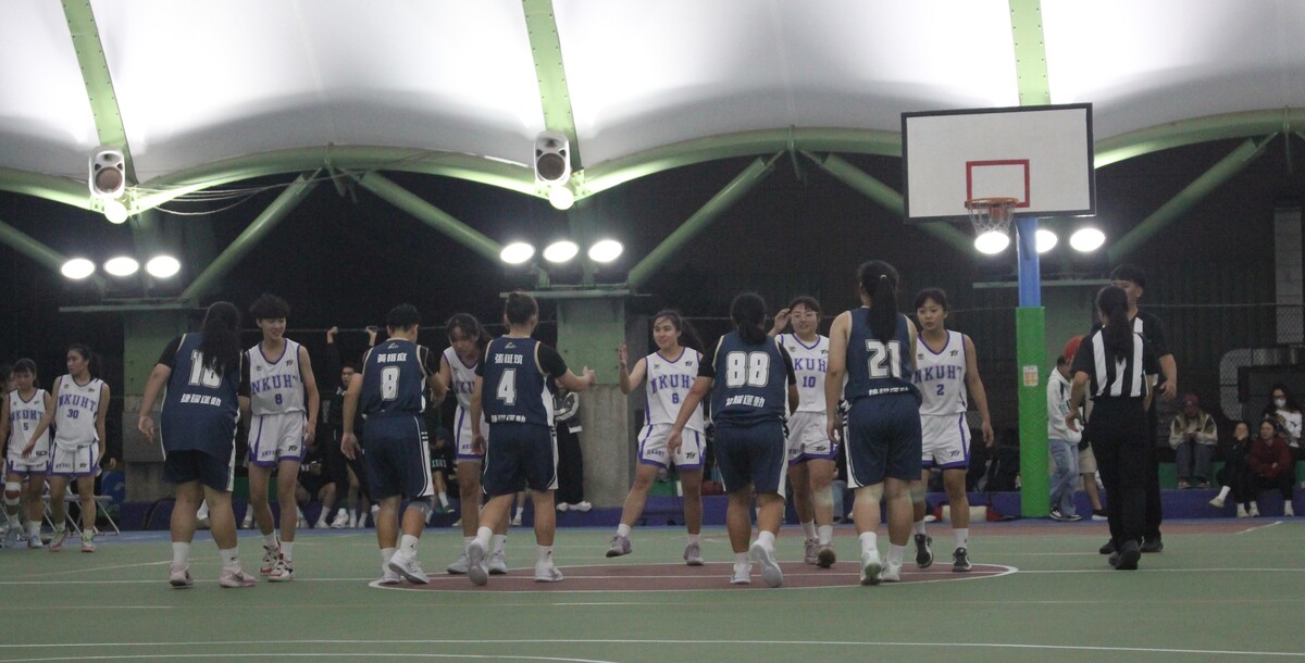 比賽結束，雙方握手致意。攝/潘立晏