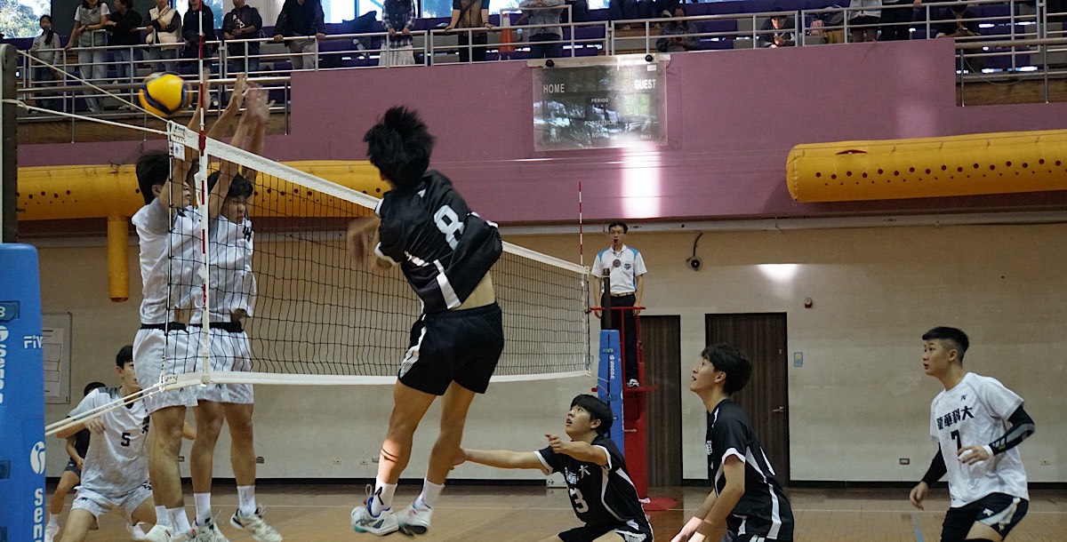 龍華王翔躍起扣殺,試圖突破防線。攝/石珮琪