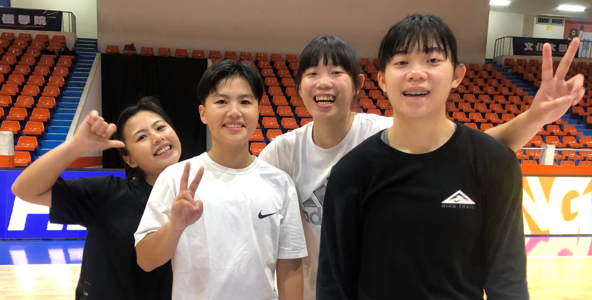 美和雙胞胎碩一許可欣（右起）、許可微及大四蔡幸瑜、蔡幸瑄。攝/大會