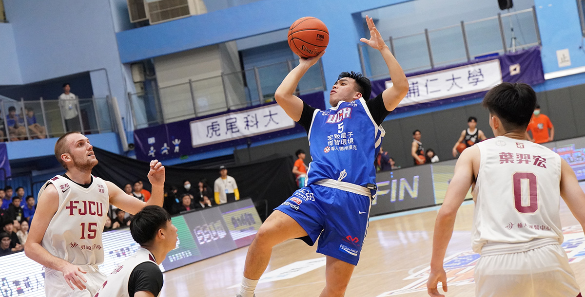 健行科大潘偉傑決勝期再次展現大心臟，投進關鍵2+1「三分打」扭轉戰局。攝/大專體總