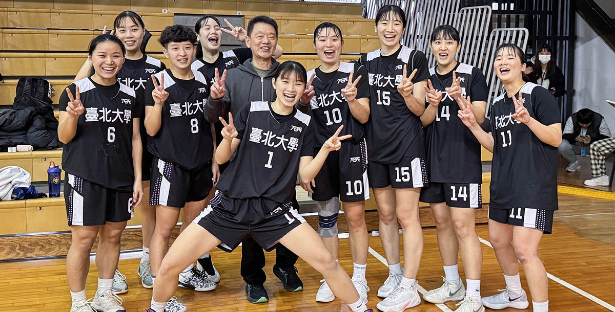 臺北大學總教練張維仁正式退休，賽後全隊合影留念。攝/大專體總