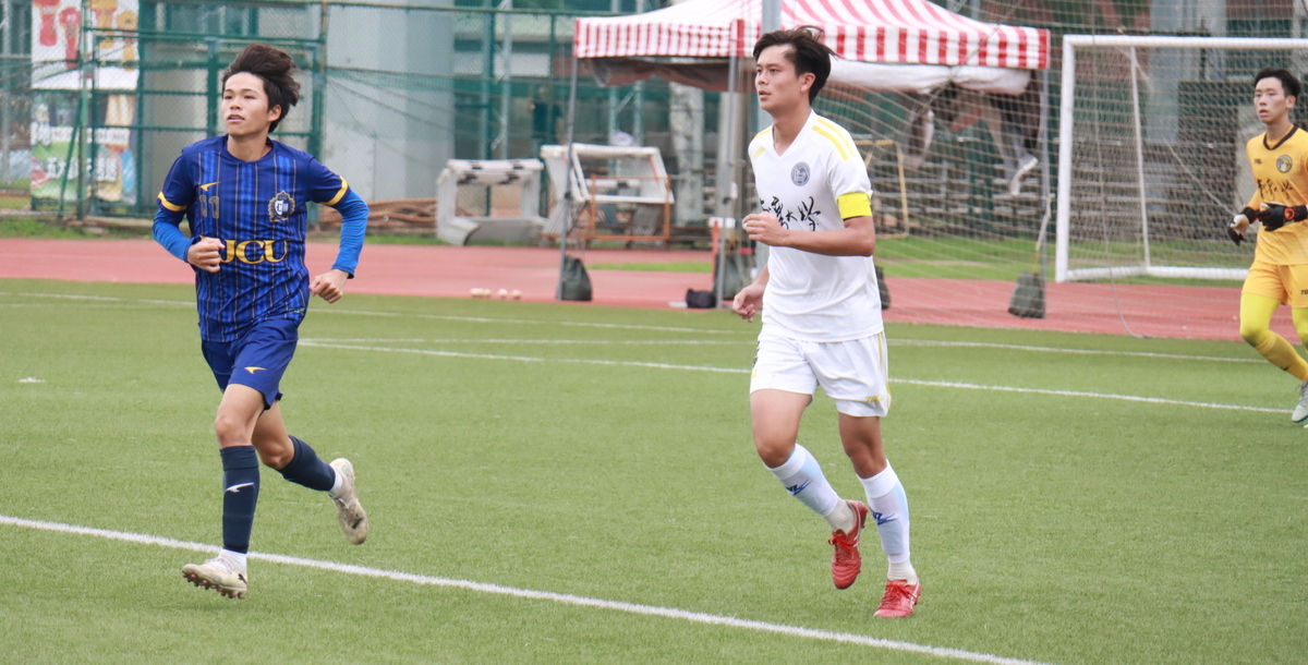 臺大隊長洪敦陽（白）踢進本場致勝分。攝/游之睿
