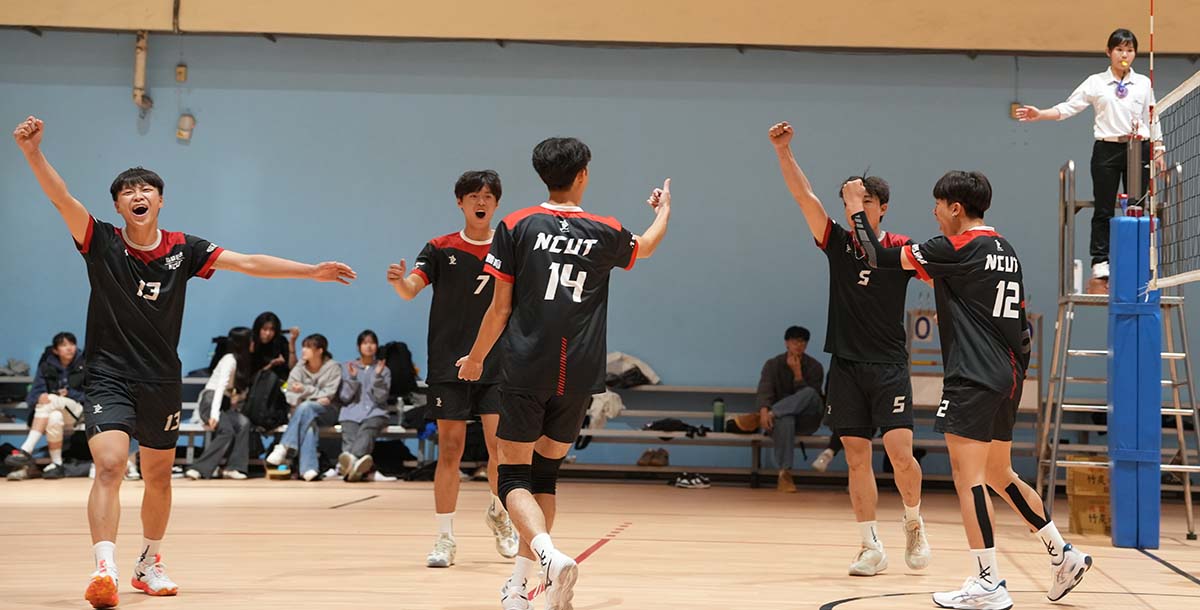 勤益強攻得分，全隊歡慶。攝/楊鈞茹