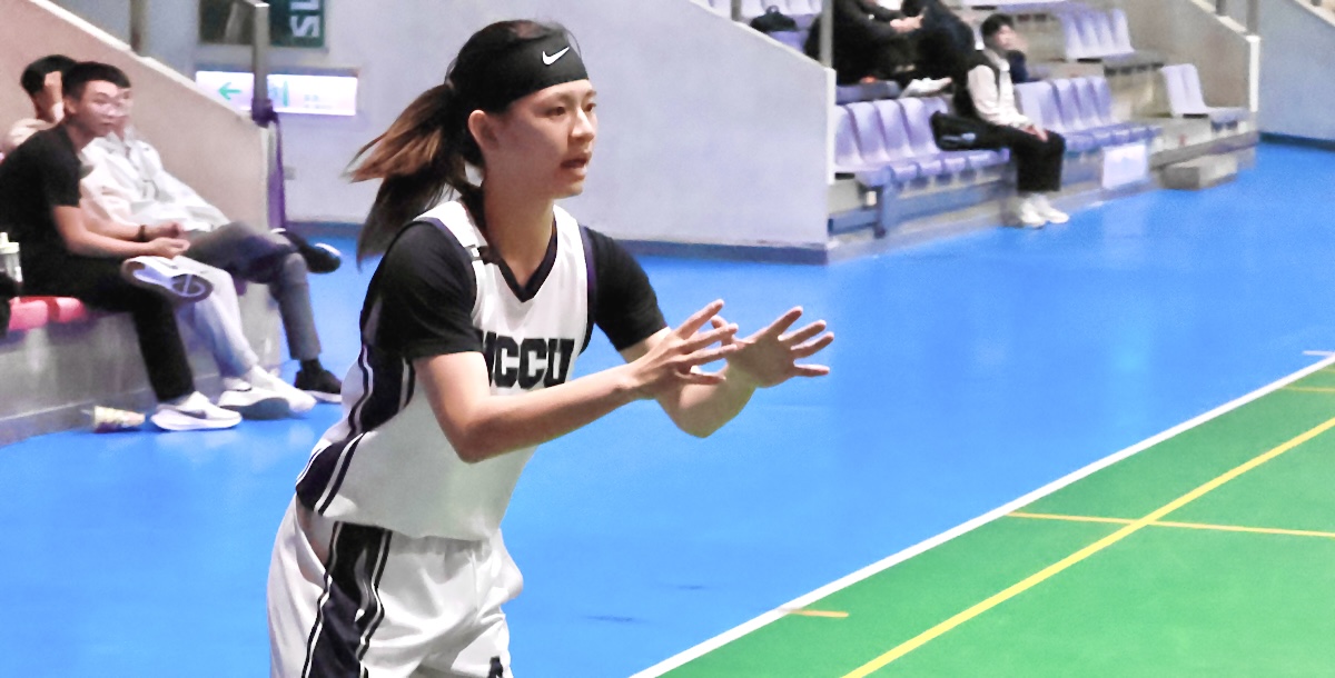 政大何欣突破北醫防守，投出關鍵一球。攝/陳品儒